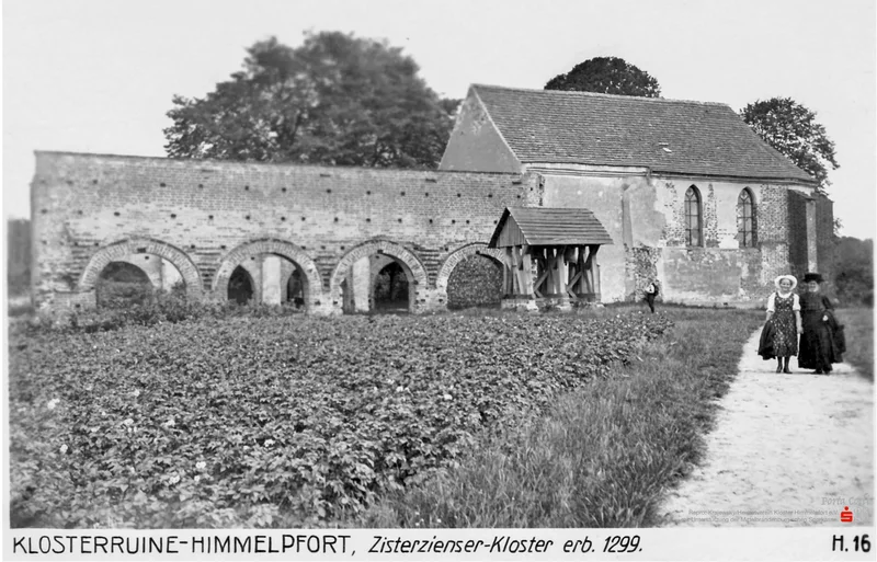 Eine schwarzweisse Ansichtskarte zeigt die Klosterruine und Kirche Himmelpfort, davor ein Kartoffelfeld. Die Klosterruine besteht aus dachlosen Ziegelarkaden im romanischen Stil, vier Rundb&ouml;gen im Langhaus, &ouml;stlich davon die Kirche mit Ziegeldach und Spitzbogenfenstern, davor der h&ouml;zerne Glockenstuhl. Auf dem Kirchweg eine &auml;ltere Frau mit schwarzem Hut und langen Kleid und eine j&uuml;ngere Frau mit wei&szlig;er Haube, Bluse und gebl&uuml;mtem Kleid.